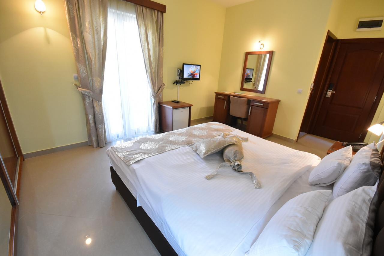Hotel Ellena Herceg Novi Bagian luar foto